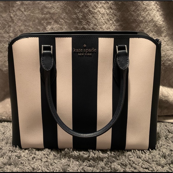 kate spade Handbags - Kate spade navy and cream tote